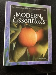 Modern Essentials : The Complete Guide to the Therapeutic Oils 13th Edition 2021