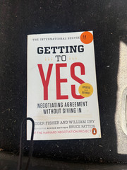 Getting to Yes: Negotiating Agreement Without Giving In – Paperback VERY GOOD B6
