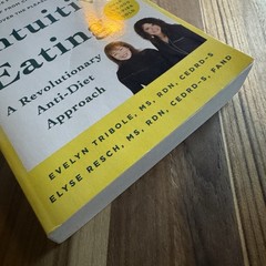 Intuitive Eating, 4th Edition : A Revolutionary Anti-Diet Approach by Evelyn…