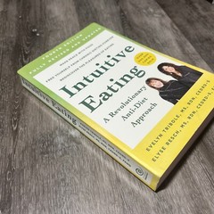 Intuitive Eating, 4th Edition : A Revolutionary Anti-Diet Approach by Elyse…